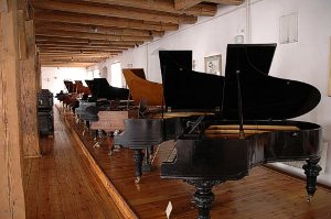 Wystawa fortepianów i pianin